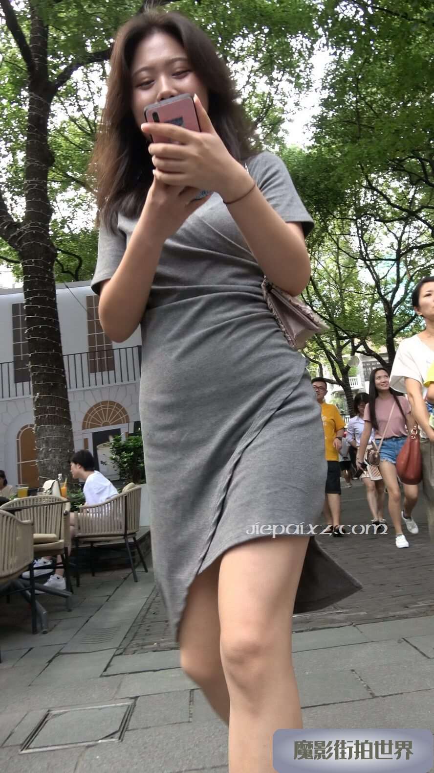 4K - 街拍灰色短裙美腿美女姐姐 [2.02 GB/MP4]