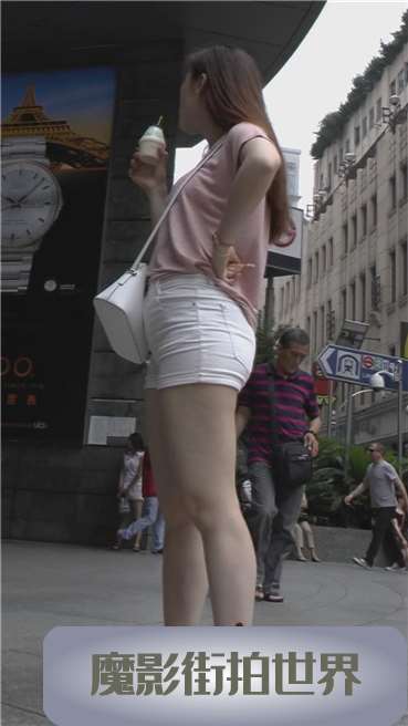 喝酸奶的女神姐姐，翘臀紧身热裤超美！[344 MB/MP4]