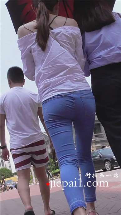颜值超高的高跟鞋蓝牛美眉，跟闺蜜逛街好开心 [1.25 GB]