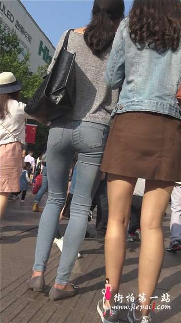 4K - 街拍极品紧身蓝牛MM，姐俩喝着奶茶一路很开心 [1.48 GB]
