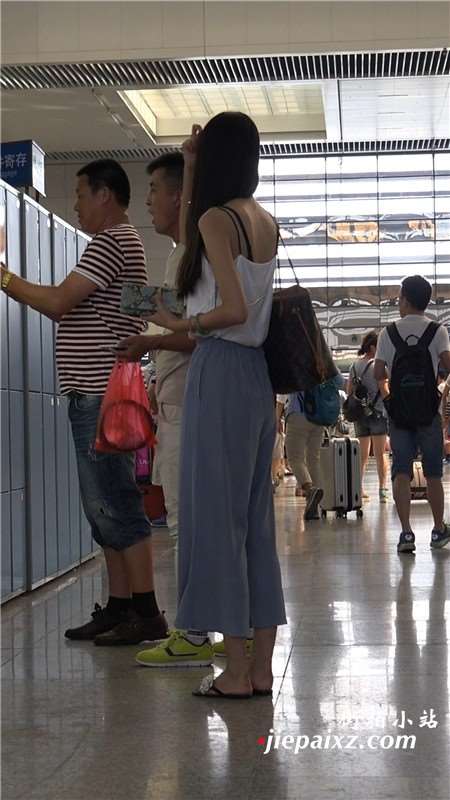 4K - 仙女气质人字拖街拍美足骨感美女 [1.06 GB/MP4]