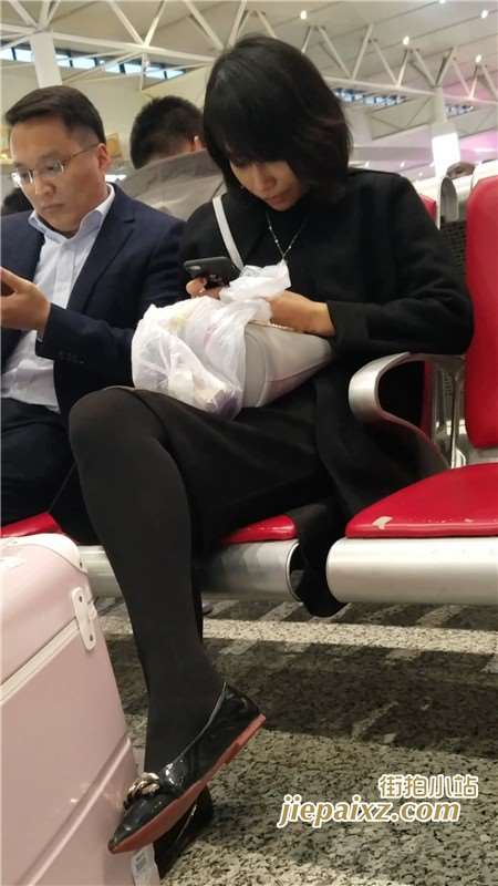 4K黑色系街拍丝袜MM低头玩手机