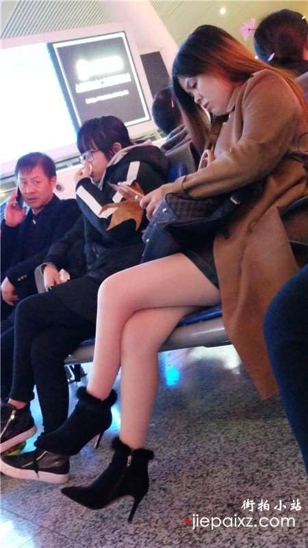 4k-候车室的白皙大长腿性感少妇