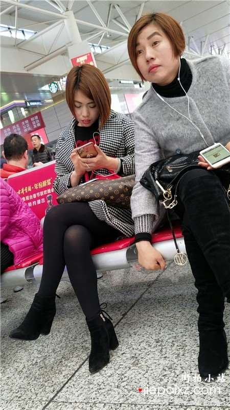 4k-黑丝美腿短发、专注低头玩手机。