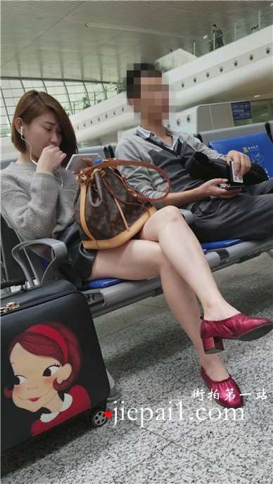 4k-高铁站候车室听歌的白皙美腿小清新美眉。