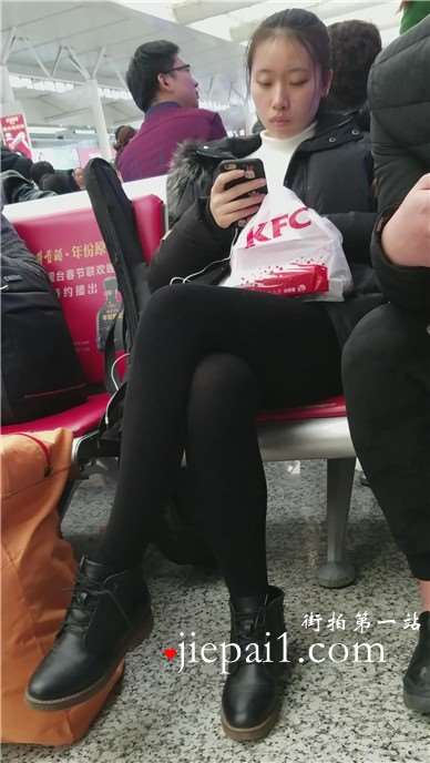 4k-高铁站候车室偶遇低头玩手机的黑丝打底裤美女