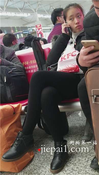 4k-高铁站候车室偶遇低头玩手机的黑丝打底裤美女