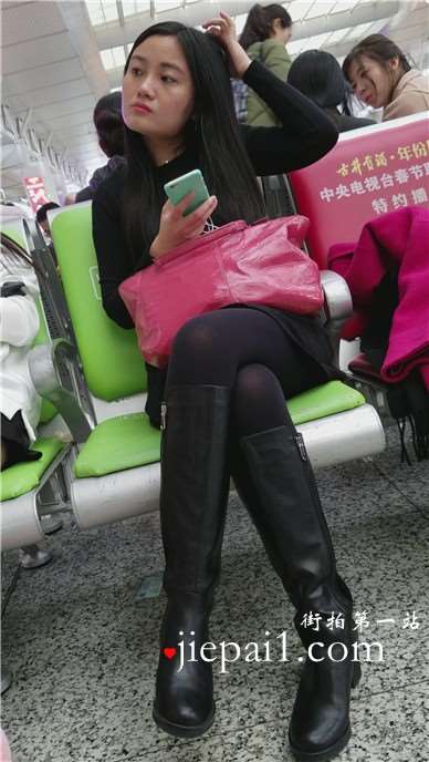 4k-高铁站候车室拍摄黑丝美腿青春美女。