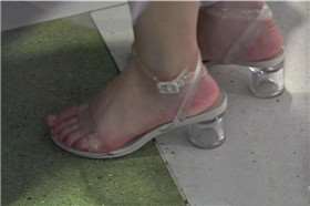 街拍粉嫩美足，仙女气质