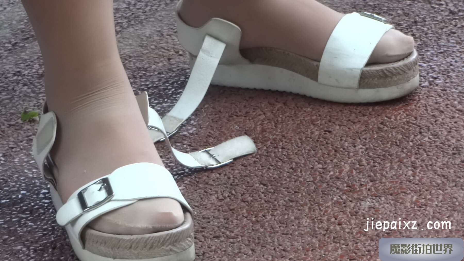 妹子把鞋脱了 [234 MB/MP4]