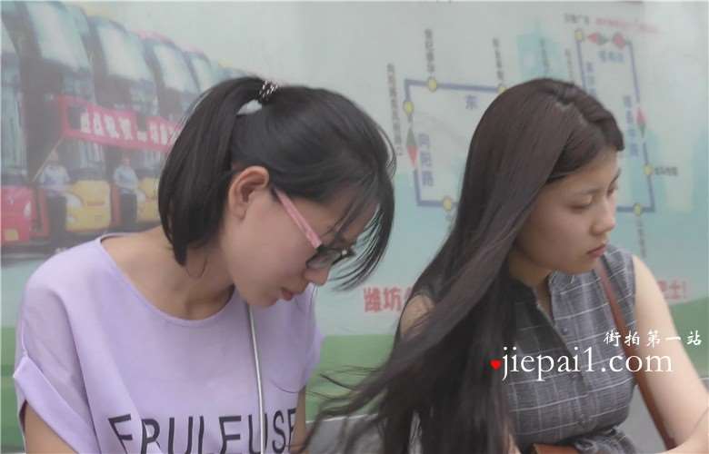 4k-公交站拍摄美足学姐，给人一种超甜美文静的感觉。
