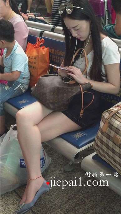 性感白皙美腿的女神车站候车室等车。