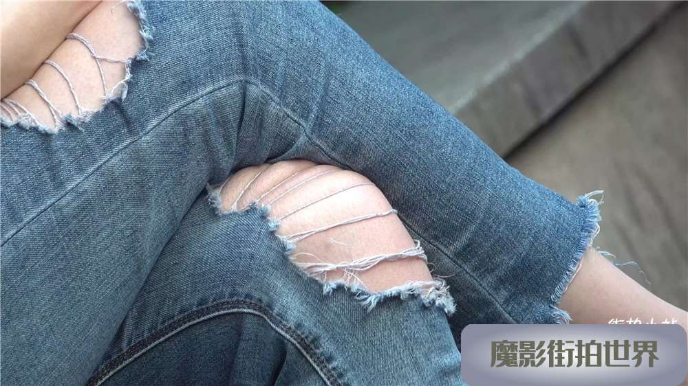 4K - 漂亮的破洞牛仔高跟极品美脚女神 [2.18 GB/avi]