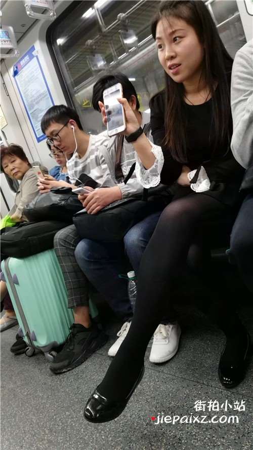 地铁上的黑丝MM