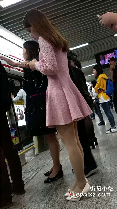 粉色连衣裙，丝袜美腿高跟美女