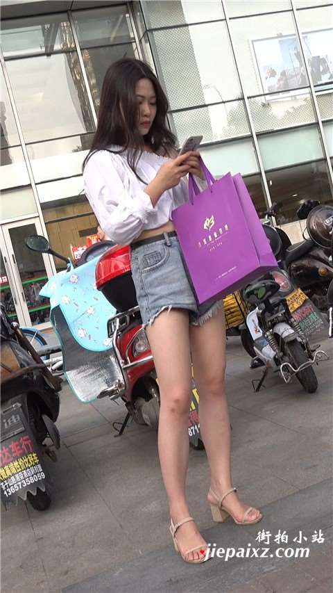 4K 小清新气质牛仔热裤美腿街拍凉高跟美足 [1.24 GB]