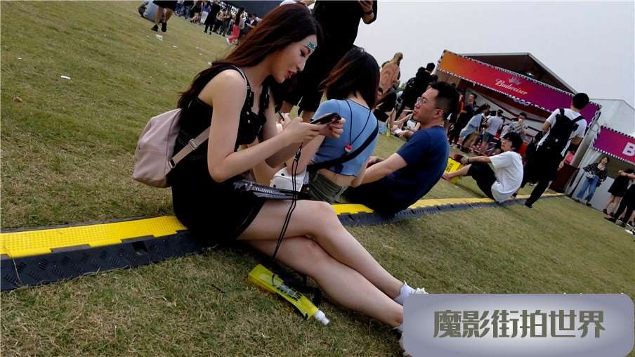 草地上的爱笑女孩