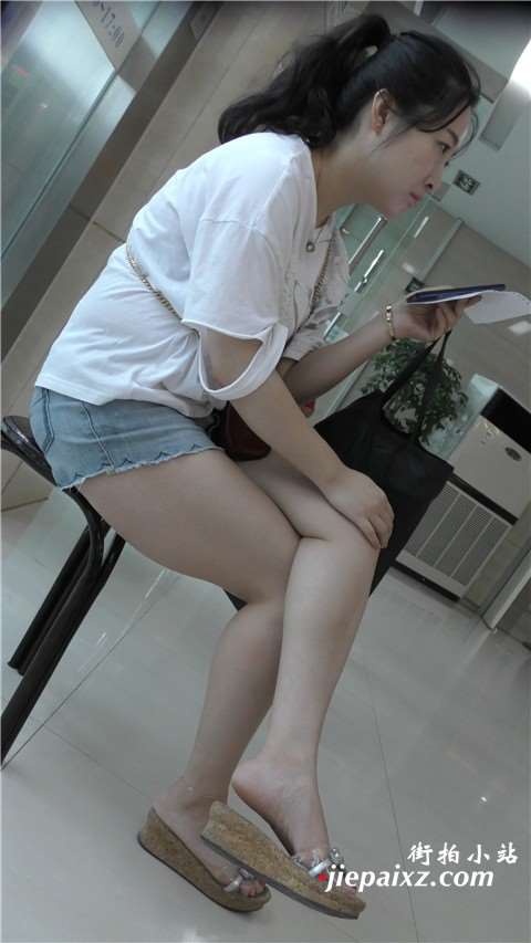 美足坡高跟街拍热裤美女