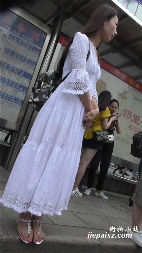 4K 白色长裙街拍美足气质美女等公交