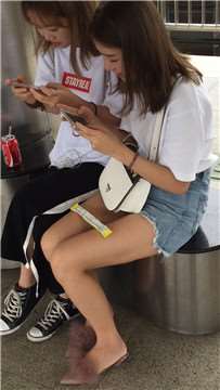 街拍青春漂亮无敌美女，腿玩年类型
