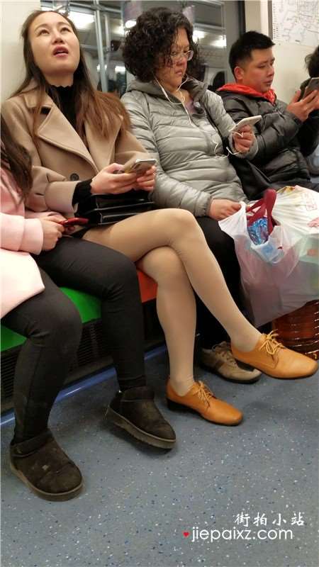 4K - 地铁上的漂亮肉丝袜美腿女孩