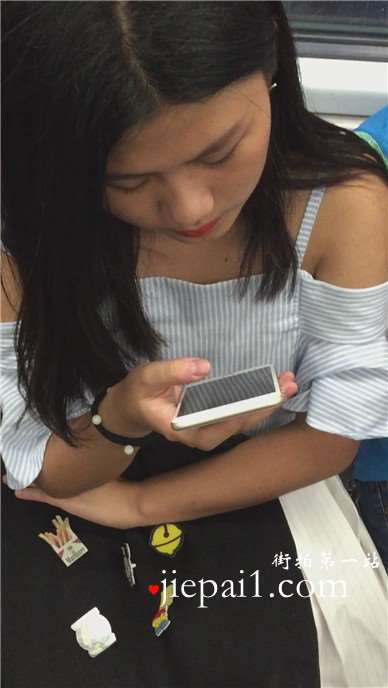 玩手机很入迷的美人，确实漂亮。