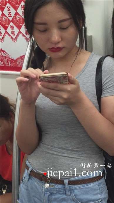 丰满紧身T恤热裤妹子，被那红唇迷住了。