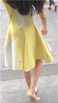 细腿高跟美裙美女，身材高挑，这种裙宅男的最爱。