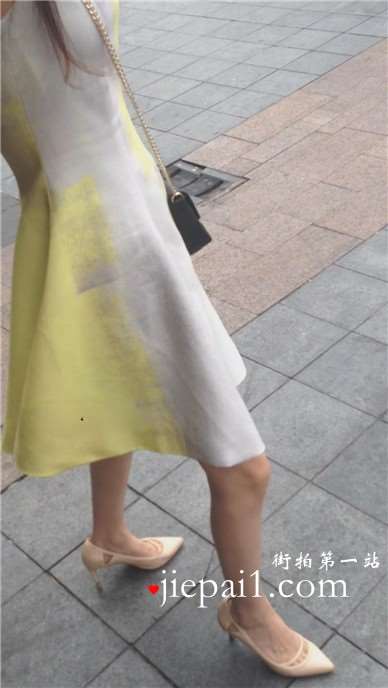 细腿高跟美裙美女，身材高挑，这种裙宅男的最爱。