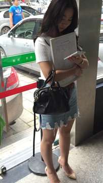 公交站偶遇颜值爆表的高跟鞋美腿女神姐姐