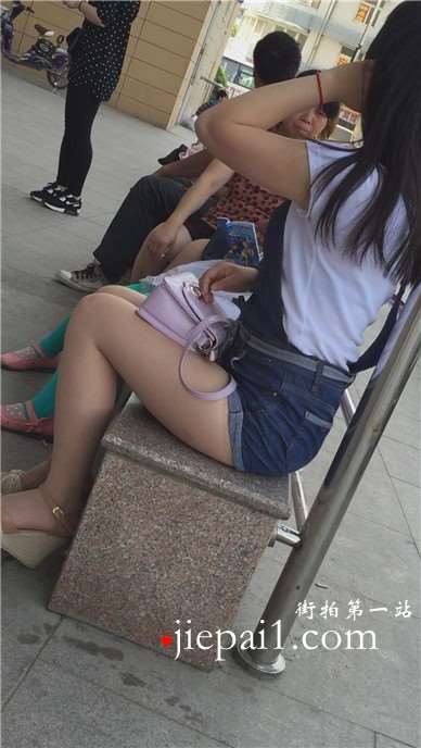 清纯牛仔热裤小妹石凳上坐着，清纯白腿。