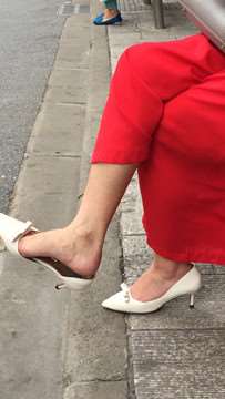 公交站等车的尖嘴高跟玉足美女姐姐。