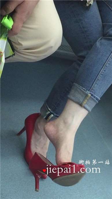 红色尖嘴小高跟紧身蓝牛美眉，这双美足为何满是老茧。