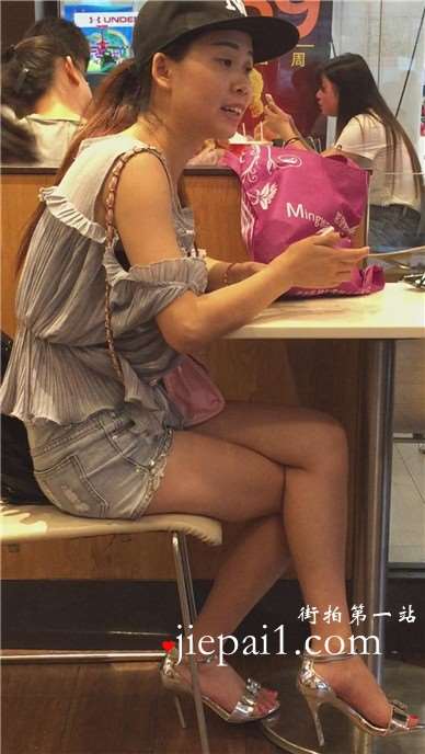吃饭偶遇隔壁桌坐着的高跟长腿热裤美眉