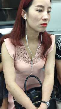 偶遇低胸v领粉色裙美女