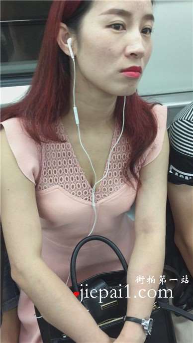 偶遇低胸v领粉色裙美女