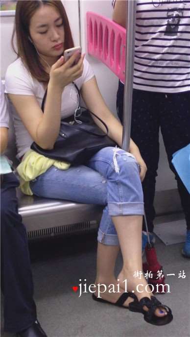 地铁上挑些功夫不错的妹子，人也漂亮。