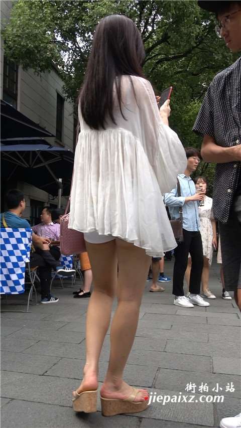 4K 超极品街拍美腿热裤白衣美女姐姐