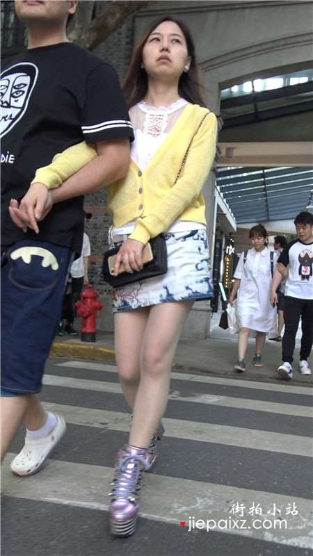 4K - 黄衣服花色包臀裙气质街拍高跟鞋美女 [1.04 GB]