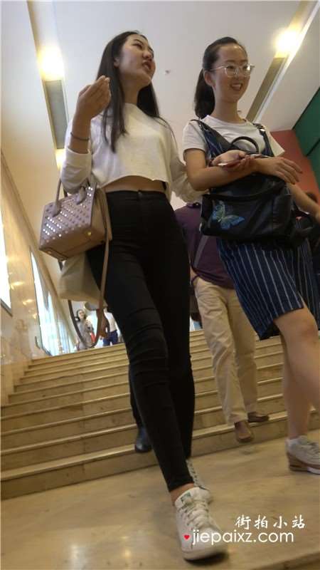 4K - 跟姐妹逛商场的超紧身裤街拍圆臀美女 [1.36 GB]