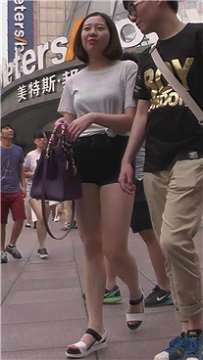 街拍黑色牛仔热裤美腿短发MM [1.83 GB]