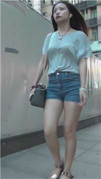 街拍清新美臀热裤性感长发小姐姐 [693 MB]