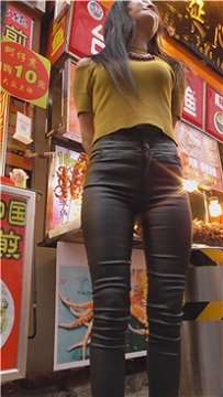 近距离贴身拍摄黑色紧身皮裤美臀少妇 [1.27 GB]