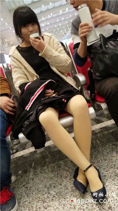4k-候车室内乖巧可爱甜美的丝袜美腿美眉