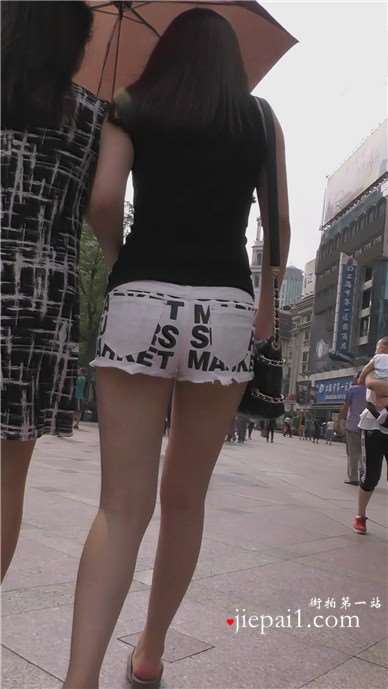 街拍可爱婴儿肥脸蛋的热裤美腿女孩 [1.26 GB]