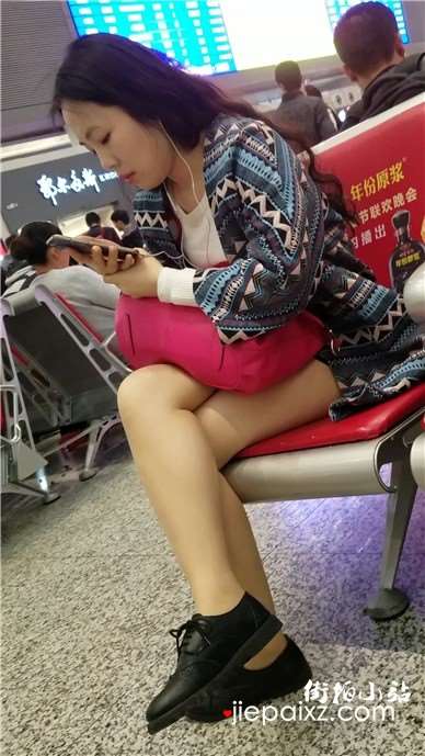 4k-候车室拍摄高颜值极品美腿女神