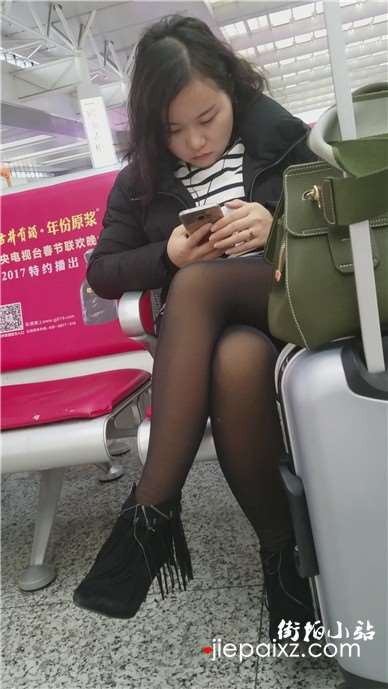 4k-只顾低头玩手机的黑丝性感美女
