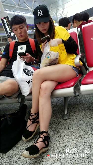 4k超清，候车室内的极品美腿气质美女，有点容祖儿的感觉
