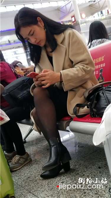 4k超清，高铁站候车室内的黑丝性感美腿气质少妇