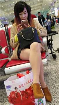 4k超清，高铁站候车室拍摄丝袜美腿高跟鞋美女